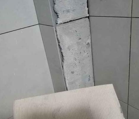 琼中瓷砖空鼓维修公司分享下厨房瓷砖脱落的补救措施。
